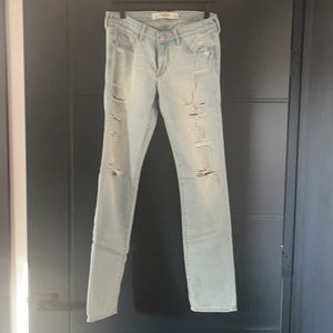 BRAND NEW!! Distressed Abercrombie skinny jeans